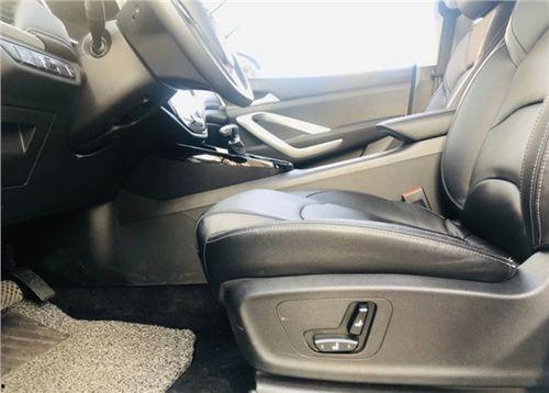 国产6座手动挡轿车视频,驾驭新体验，尽享家庭出行乐趣